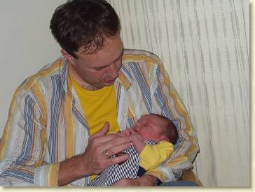 20040917-08 Close up bij papa op schoot